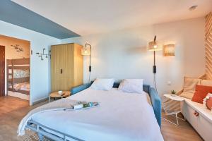 a bedroom with a large white bed in a room at Résidence Pierre & Vacances Les Tamaris in Trouville-sur-Mer
