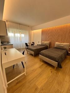 una habitación con dos camas y una mesa y un escritorio en Residenza Conti, en Roma