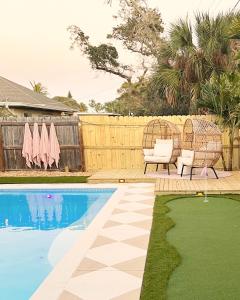 Φωτογραφία από το άλμπουμ του Luxury Villa 3 Blocks from the Beach with a Pool, Fire Pit and Outdoor Oasis σε Κέιπ Κανάβεραλ