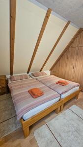 a bedroom with two beds in a room at Bei München Ferienwohnung Mahr in Kottgeisering "Mahr" in Kottgeisering