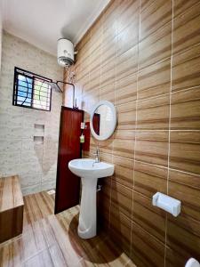 bagno con lavandino e specchio di The Legends Lodge & Apartments a Morogoro