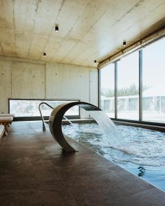 einem Pool mit Wasserrutsche in einem Gebäude in der Unterkunft Borralha Hotel, Restaurante & Spa in Vila Real