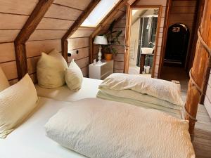 a bedroom with two beds with white sheets and pillows at Landdomizil Zeißig in Hoyerswerda