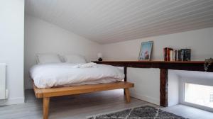una camera bianca con letto e camino di Chez Thomas - Bel appartement à Poitiers ! a Poitiers
