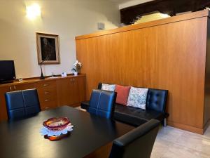a living room with a dining room table and a couch at SAN STAE CASA AURORA in Venice