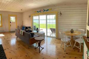ein Wohnzimmer mit einem Sofa und einem Tisch in der Unterkunft Sea Cliff Cottage in Edwardsville