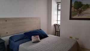 um quarto com uma cama com um sapato sentado em Laureles 401 em Medellín