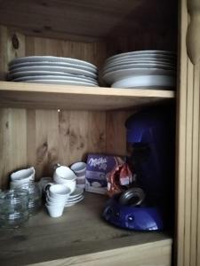un armario con platos y platos en Le nid de Chamechaude, en Saint-Pierre-de-Chartreuse