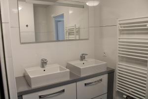 Et badeværelse på Anglet/ Chambre d'amour-Chiberta -Plages & Golf + 20 billeder