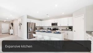 Beautiful Brand new 3bedroom home في بورت سانت لوسي: مطبخ بدولاب بيضاء وقمة بيضاء