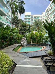 a swimming pool in the middle of a resort at AMAZON CONDO JOMTIEN BEACH in Jomtien Beach
