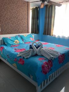 a bedroom with a bed with swans on it at AMAZON CONDO JOMTIEN BEACH in Jomtien Beach