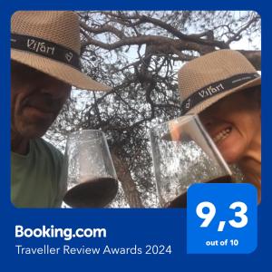 um homem e uma mulher segurando um copo de vinho em Vi l'Art Wine Lodge em Piera