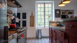 Kuchyň nebo kuchyňský kout v ubytování La Maison de Maître - Splendide demeure à Sanxay