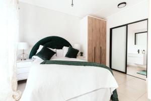 Tempat tidur dalam kamar di elegant home - luxury apartment.