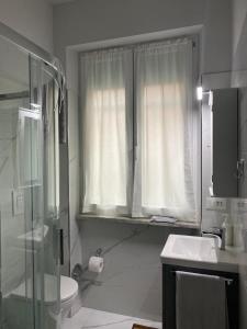 bagno con doccia, lavandino e servizi igienici di Casa Linda a Pavia
