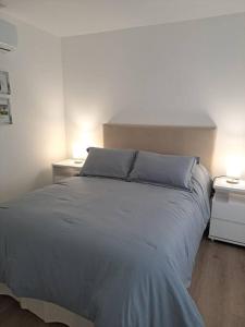 1 dormitorio con 1 cama grande y 2 mesitas de noche en Nuevo, apartamento completo, opción parking, en Cordón Soho, en Montevideo