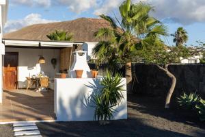 una casa blanca con una montaña al fondo en Villa Mo Luxury Heated Pool, en Playa Blanca