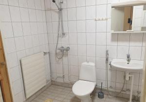 y baño con ducha, aseo y lavamanos. en Saunallinen rivitalohuoneisto A1 59m2, en Säviä