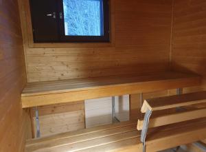 un banco en el interior de una cabina con ventana en Saunallinen rivitalohuoneisto A1 59m2, en Säviä