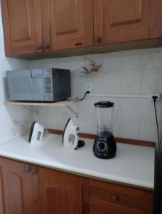 Virtuvė arba virtuvėlė apgyvendinimo įstaigoje Acolhedor com suíte e wi-fi