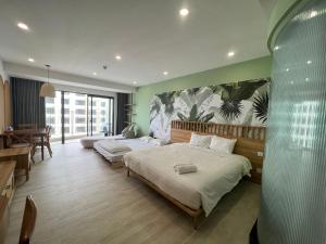 Un dormitorio con dos camas y una sala de estar. en HONEY MOON, en Nha Trang 258 fotos más