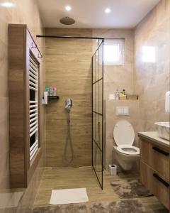 La salle de bains est pourvue d'une douche et de toilettes. dans l'établissement Ema, Asja, Eda Apartments, à Zenica