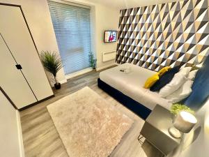 Sala de estar con cama y TV en Sleek Urban Getaway - With Parking, en Bournemouth