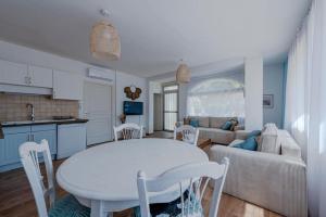 een keuken en een woonkamer met een tafel en een bank bij The boheme chic - 200 meter from the beach- in Canet-en-Roussillon