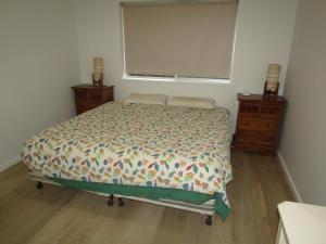 Point TurtonにあるEdith'sのベッドルーム1室(窓、ドレッサー付) +9枚の写真