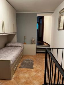 - une chambre avec un lit et un escalier dans l'établissement La Cürt Brandon, à Frassinetto