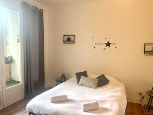 ポワティエにあるLe Cocon Industriel - Superbe appart T2 cosyのベッドルーム1室(壁に星が描かれた白いベッド1台付)