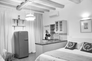 um quarto com uma cama, um lavatório e um frigorífico em Il Torchietto, incanto nel cuore di Milano em Milão
