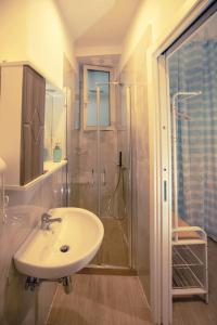 een badkamer met een wastafel en een douche bij B&B Zelia Napoli in Napels