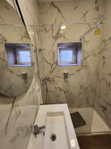 y baño con lavabo y espejo. en Daora Lisbon Apartments & Hostel, en Lisboa