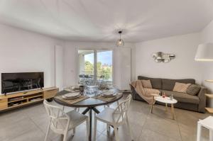 a living room with a table and a couch at View Point Trésumvibes - Appartement cosy, proche lac & vielle ville in Annecy