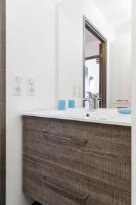 a bathroom with a sink and a mirror at View Point Trésumvibes - Appartement cosy, proche lac & vielle ville in Annecy +10 photos