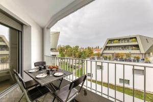a balcony with a table and chairs on a balcony at View Point Trésumvibes - Appartement cosy, proche lac & vielle ville in Annecy