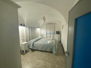 - une chambre blanche avec un lit dans l'établissement Casa Eleonora, à Bosa