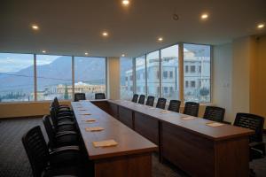 ギルギットにあるDestination Hotel Gilgitの大きな会議室(長いテーブルと椅子付)