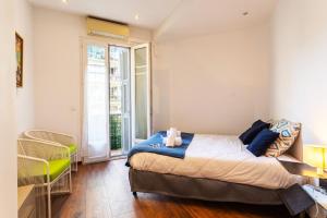Un pat sau paturi într-o cameră la BAMBOO PLAGE AP4220 by Riviera Holiday Homes