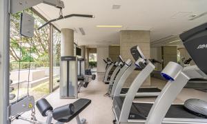 聖保羅的住宿－Condomínio VN，一间健身房,里面设有一排跑步机和椭圆机
