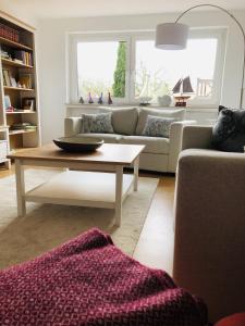 a living room with a couch and a coffee table at Ferienwohnung Am Kurpark 