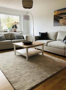 a living room with a coffee table and a couch at Ferienwohnung Am Kurpark 
