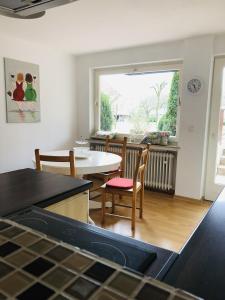 a kitchen and dining room with a table and chairs at Ferienwohnung Am Kurpark 