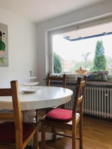 a dining room with a table and chairs and a window at Ferienwohnung Am Kurpark 