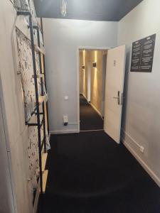 um corredor com um corredor que dá acesso a um quarto em Daora Lisbon Apartments & Hostel em Lisboa