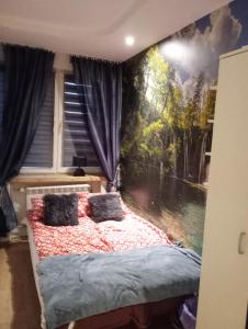 Apartamenty na doby في سيدلس: غرفة نوم مع جدار كبير من الغابة