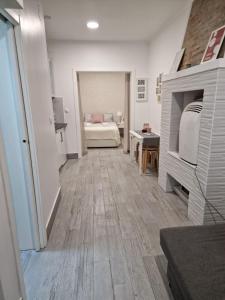 sala de estar con cama y chimenea en Alfama - Close to Everything en Lisboa