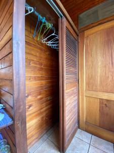 聖胡安拉拉古納的住宿－Lakefront Chalet，一间设有木镶板和木墙的桑拿浴室